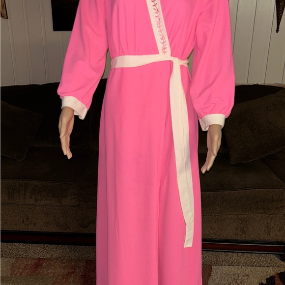 Vintage • 1970’s • Pink/ White • Size Medium • Robe • Floral • Embroidery - Picture 7 of 16